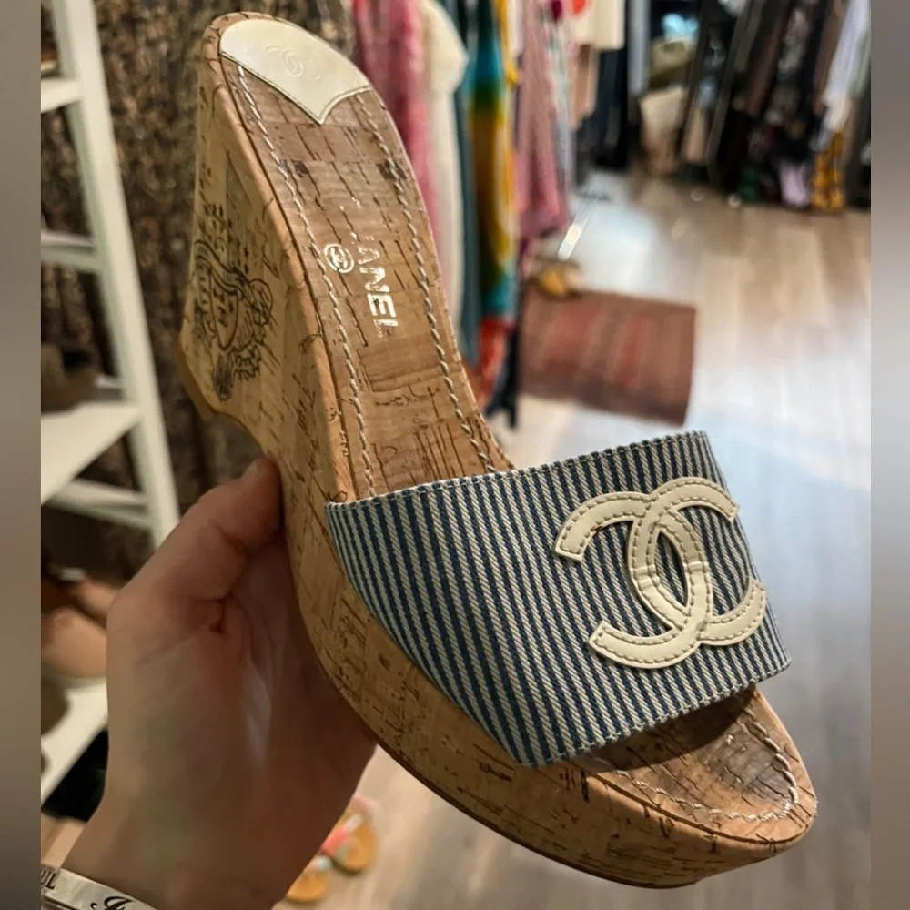 CHANEL サンダル 38,5 CHANEL | Shoes | Chanel Cc Stripe Wedges Size 385 | Poshmark